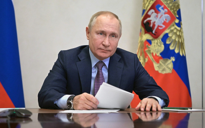 Путин требует уменьшить бумажную нагрузку на врачей и учителей