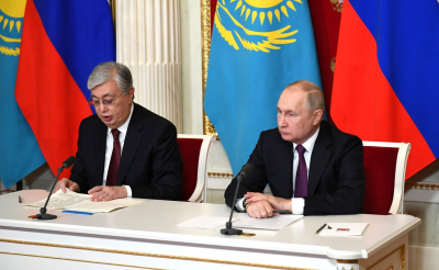 Путина встретили в Астане пролетом самолетов с триколором