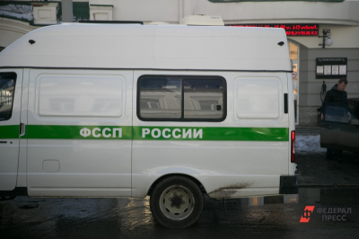 Экс-замначальника свердловских приставов освободили от наказания за взятки
