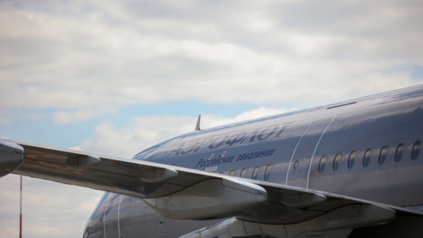 Тащили по салону, пока он орал: с рейса на Махачкалу сняли пьяного дебошира &ndash;&nbsp;видео 10/04/2026 &ndash; Новости