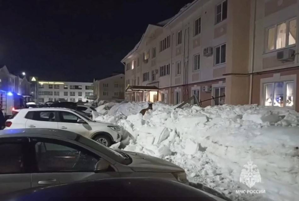 В Куюках с крыши жилого дома обрушился огромный пласт снега