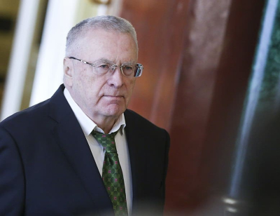 Путину показали накидку, которую Каддафи подарил Жириновскому