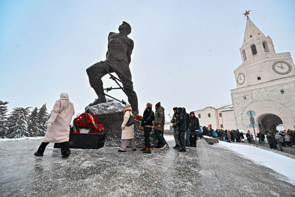 Минниханов, Шаймиев и&nbsp;Метшин возложили цветы к&nbsp;памятнику Мусе Джалилю