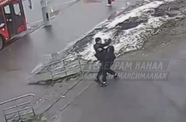 Момент нападения на девушку у остановки &laquo;Сахарова&raquo; в Казани попал на видео