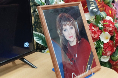 Траурные венки и рыдания: как провожают в последний путь убитую учительницу