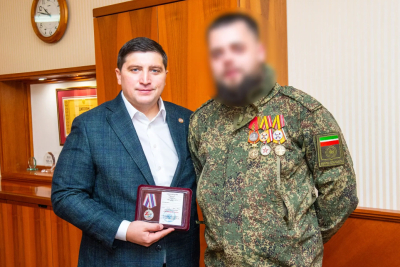Боец СВО Кама вручил мэру Нижнекамска медаль &laquo;Труженик тыла&raquo;