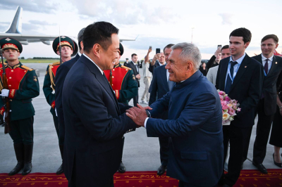 Минниханов встретил Премьер-министра Таиланда в аэропорту Казани