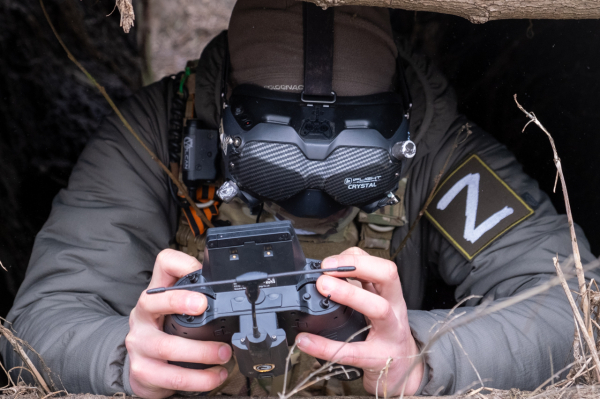 В Сумской области российский FPV-дрон уничтожил замаскированную подстанцию