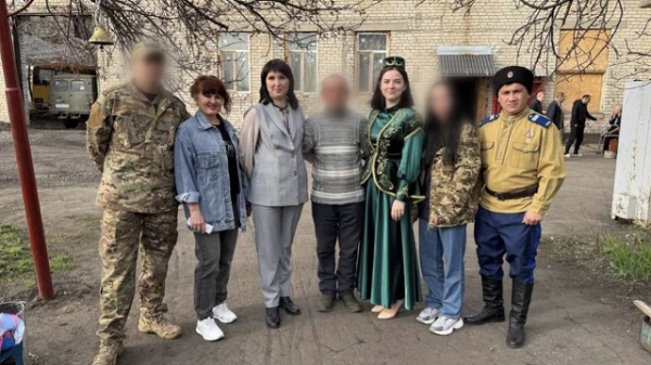 Альметьевские артисты и волонтеры выступили с концертом перед бойцами в ЛНР и доставили гумпомощь