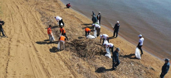 Почти 60 тысяч тонн мусора и рыболовных сетей выловили из водоемов Казахстана