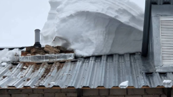 В Татарстане за сутки при сходе снега с крыши повредились дымоходы на 10 домах