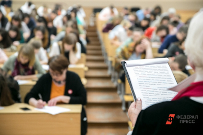 Почти 400 студентов из Таджикистана отчислили из колледжей Югры