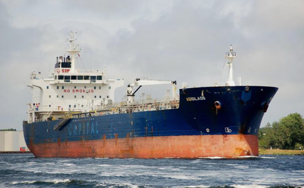 На Кубу отправились два нефтяных танкера под флагами России и Гонконга