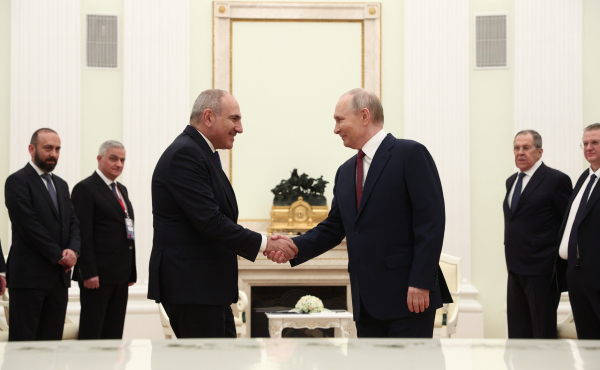 Пророссийским силам следует участвовать в выборах в Армении, считает Путин