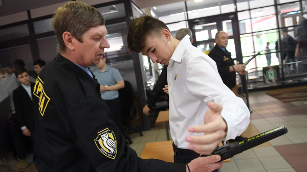 Татарстан может ввести список болезней, запрещающих работать охранником в школе