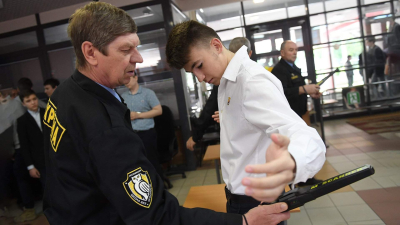 Татарстан может ввести список болезней, запрещающих работать охранником в школе