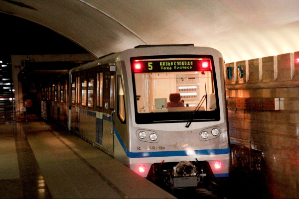 В метро Казани в часы пик запустили 12 поездов с интервалом 4 минуты