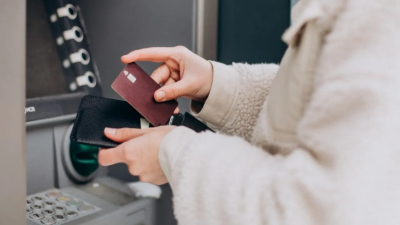 Казахстанцы реже переводят деньги за границу, зато суммы растут