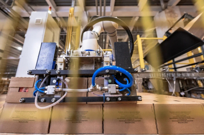 На молочном заводе Казани заработал робот, носящий по 11 тысяч коробок в день