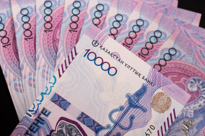Тенге возвращает позиции: Нацбанк улучшил прогноз по нефти и ВВП