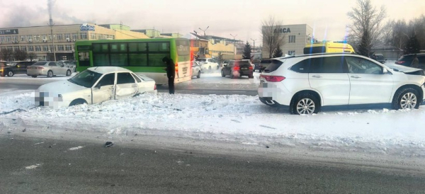 Три человека пострадали в ДТП на одной из улиц Семея