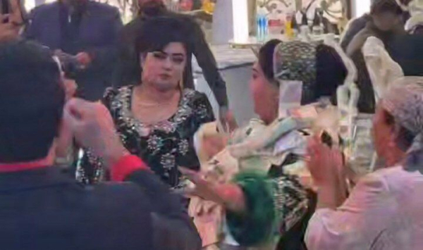 На узбекской свадьбе свекровь "одели" в деньги