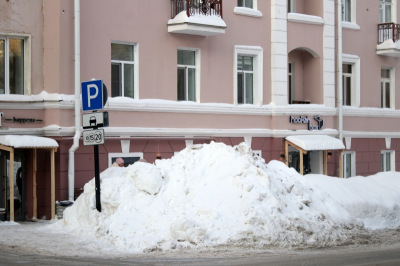 В Перми возбудили дело после того, как снег покалечил пенсионерку