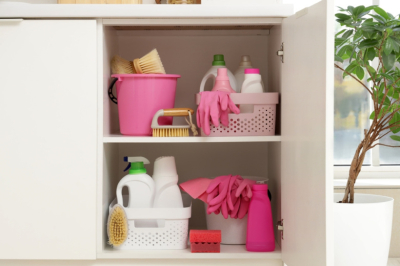 Названа самая распространенная ошибка хранения чистящих средств