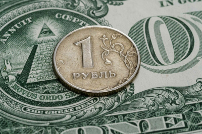 ЦБ&nbsp;снизил официальный курс доллара до&nbsp;77 рублей впервые с&nbsp;5&nbsp;марта