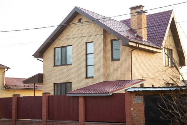 Вдова &laquo;Полицейского с Рублевки&raquo; Попова не может продать семейный особняк