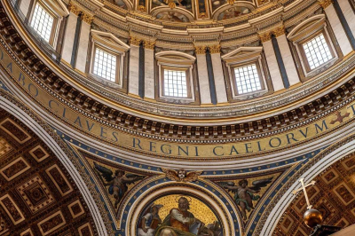 Мужчина справил нужду на алтарь Святого Петра в Ватикане